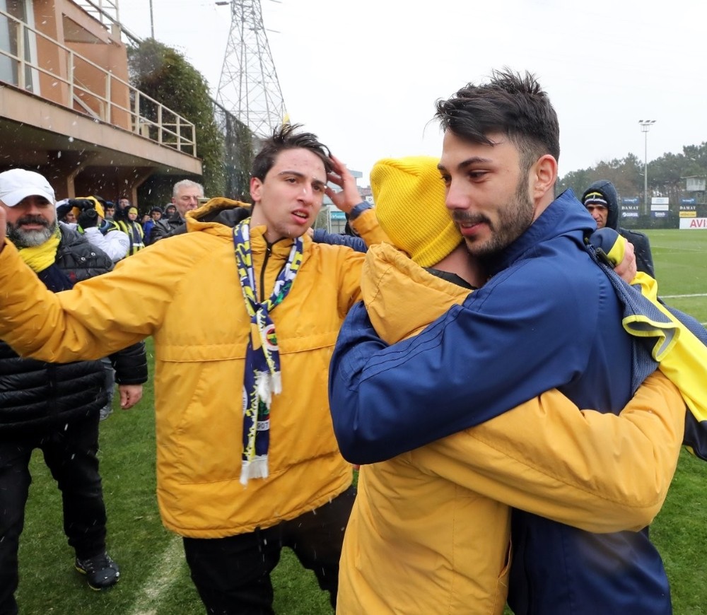 Fenerbahçeli taraftarlardan derbi öncesi ziyaret 
