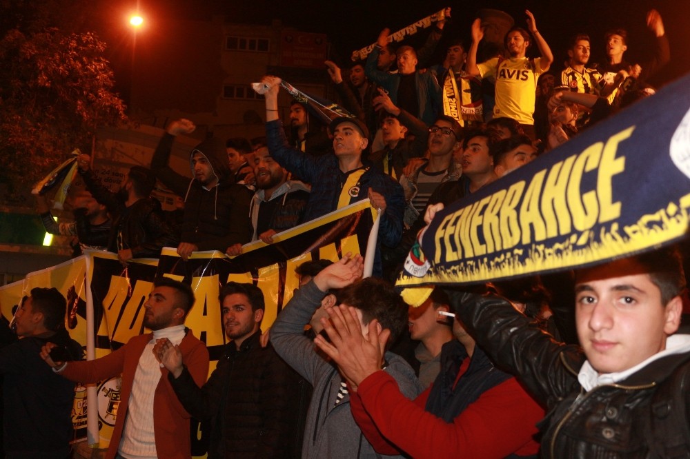 Fenerbahçeli taraftarlardan galibiyet coşkusu 