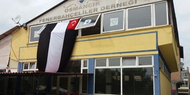 Fenerbahçeliler Derneği'ne Beşiktaş bayrağı