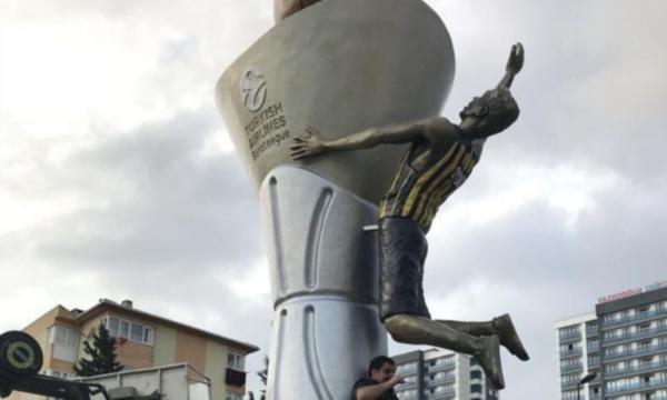 Fenerbahçe'nin Avrupa Ligi şampiyonluğu anıtı açıldı