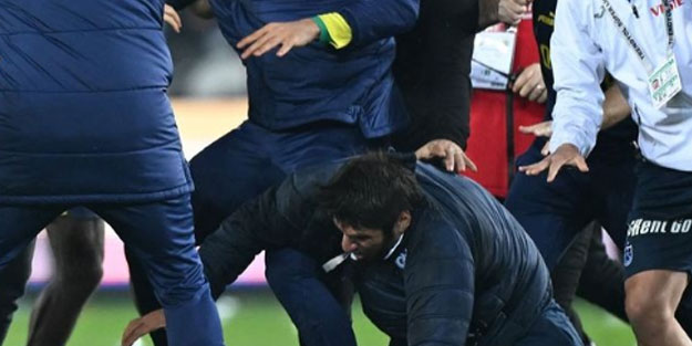 Fenerbahçe’nin eski futbolcusu da sahadaydı! İrfan Can’a saldırıp dayak yedi