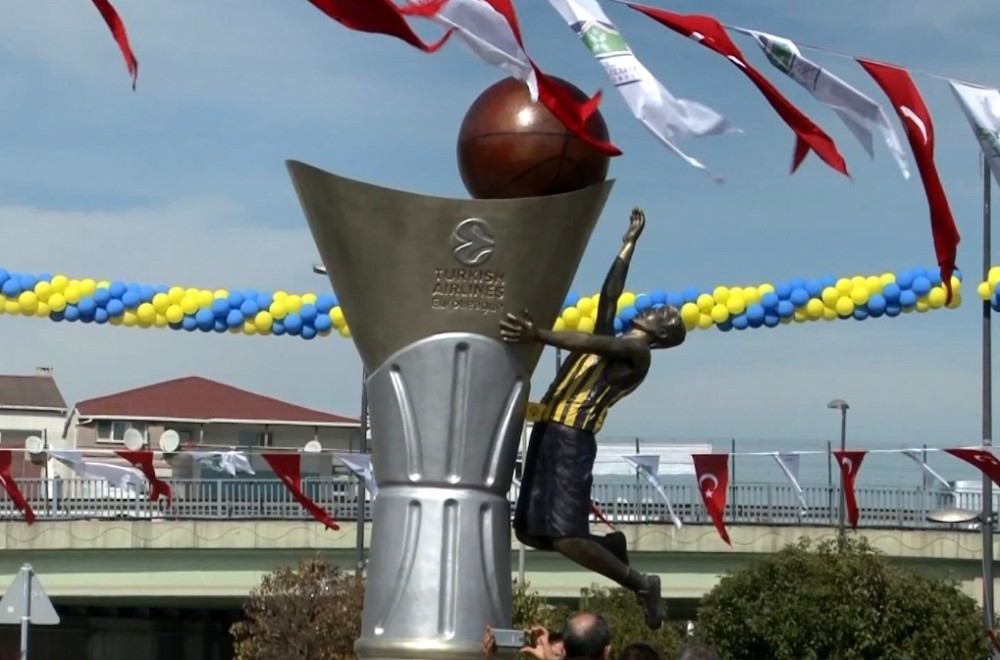 Fenerbahçe’nin Euroleague kupasının anıtı açıldı 