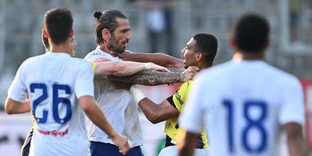 Fenerbahçe'nin hazırlık maçında feci kavga