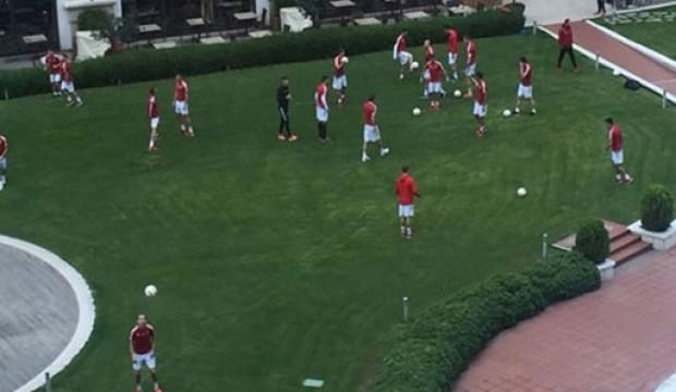 Fenerbahçe’nin rakibi otel bahçesinde antrenman yaptı