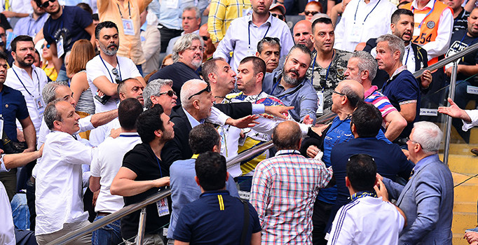 Fenerbahçe'nin tarihi kongresi gergin başladı