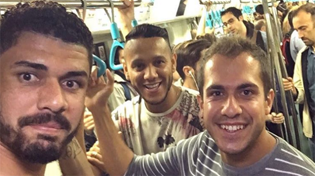 Fenerbahçe'nin yıldız futbolcuları Marmaray'da