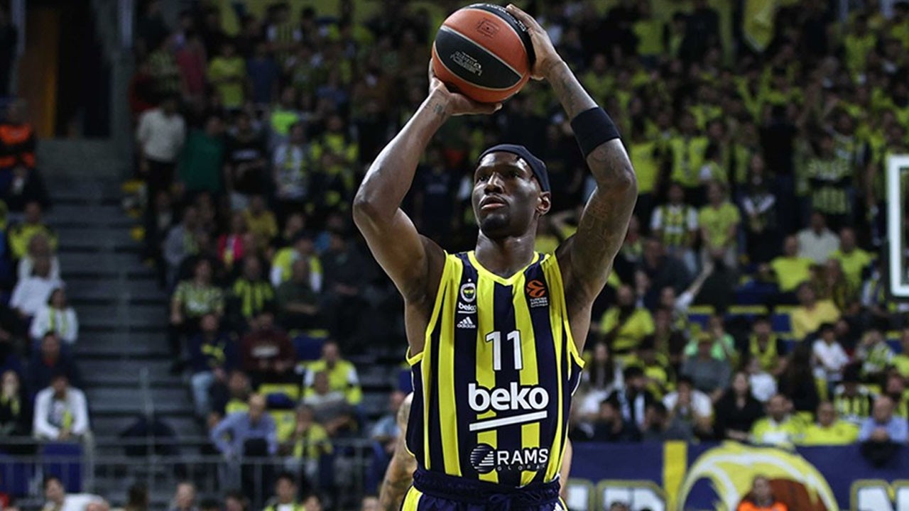 Fenerbahçe'nin yıldızından skandal paylaşımı sonrası: Tepki yağıyor! Nigel Hayes-Davis'ten paylaşım için özür
