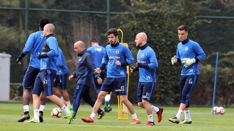 Fenerbahçe'yi Advocaat'ın yardımcıları çalıştırıyor