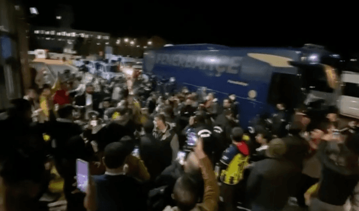 Fenerliler Koç'u havalimanında karşıladı ama bakın ne için