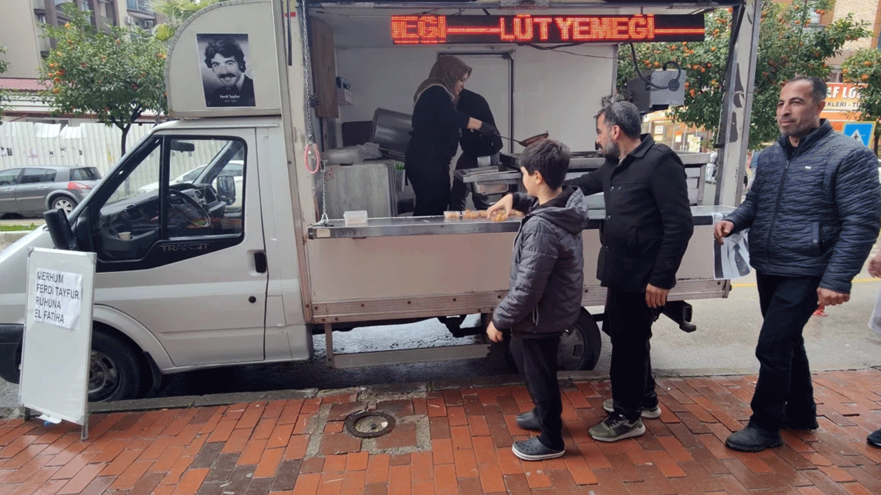 Ferdi Tayfur için lokma dağıttı