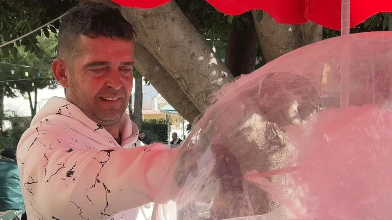 Ferdi Tayfur'un ölümü sonrası pamuk şeker dağıttı