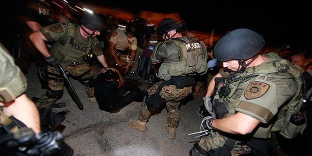 Ferguson'da bir polis memuru vuruldu