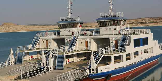 Feribot köprüye çarptı araçlar nehre düştü