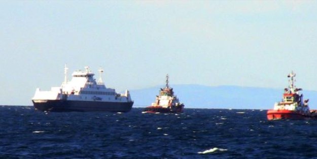 Feribot yolcularla birlikte denizin ortasında kaldı
