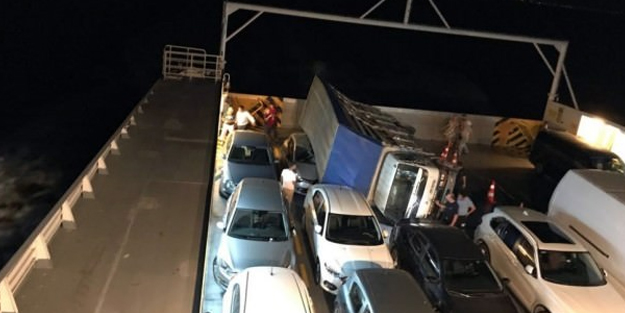 Feribotta kamyonet devrildi!