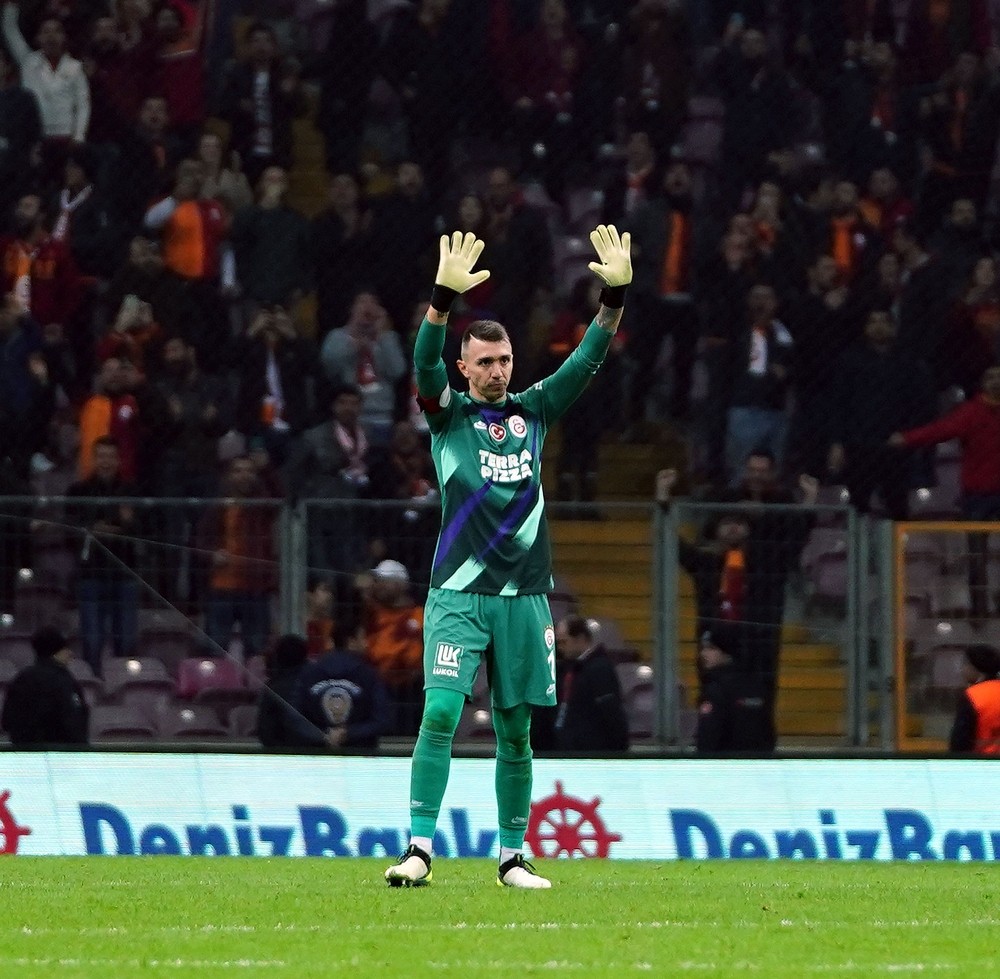 Fernando Muslera, Beşiktaş derbisi kaçırmadı 