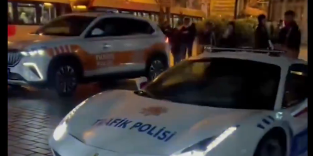Ferrari'si olan polis güldürdü! Verdiği cevap viral oldu