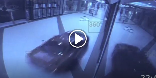 Ferrari'yle AVM'ye daldı!