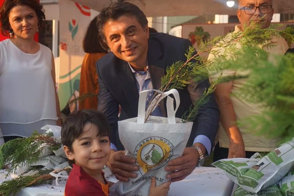 Festivalde 2 bin selvi fidanı dağıtıldı 