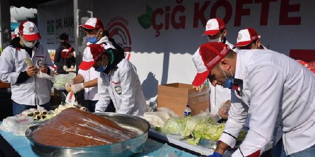 Festivalde 3 ton çiğ köfte dağıtıldı