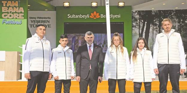 Festivalde canlı yayınla gençler fidan dikiyor