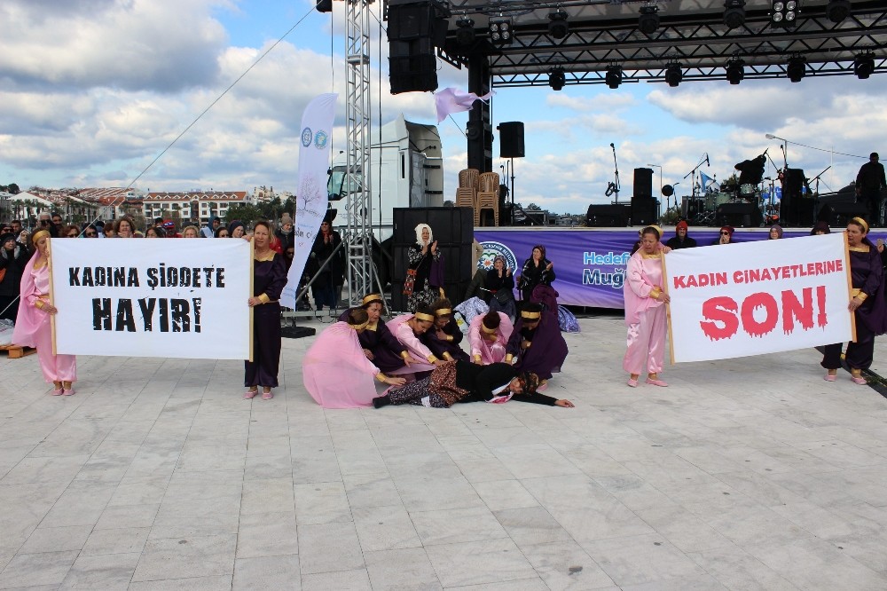 Festivalde kadına şiddeti dikkat çektiler 