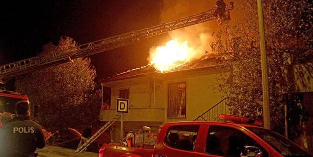 Fethiye'de 2 katlı evin çatısı yandı