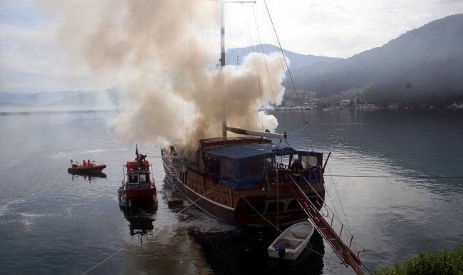 Fethiye'de ahşap yat yangını