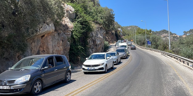 Fethiye'de araç kuyruğu