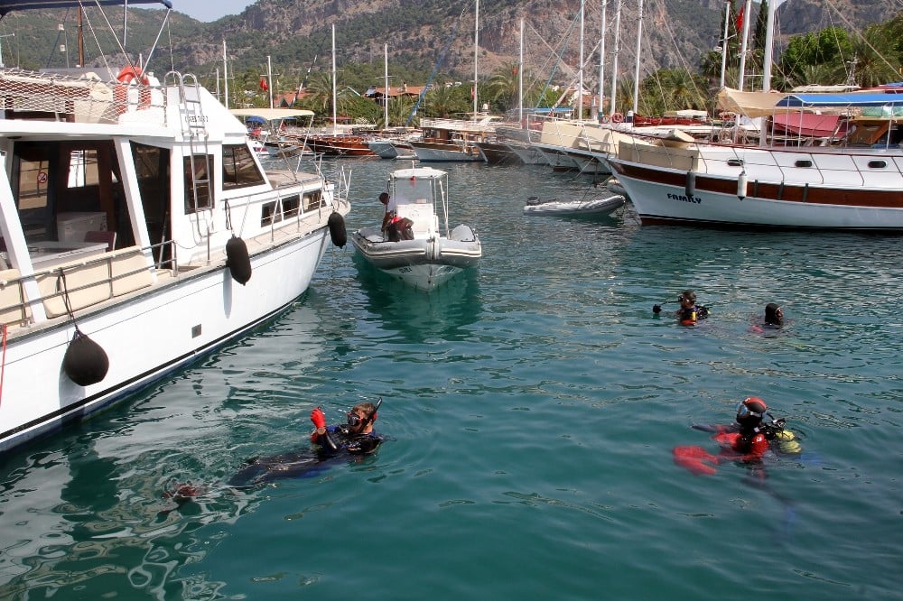 Fethiye’de deniz dibi temizliği 