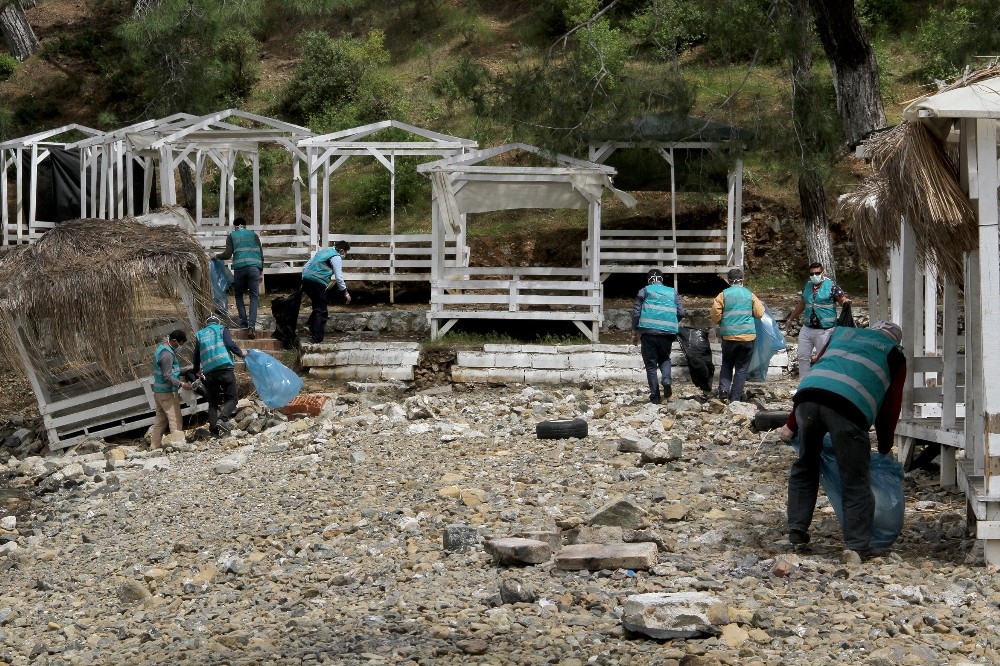 Fethiye’de hükümlüler çevre temizliği yaptı 