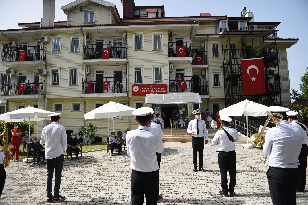 Fethiye’de huzurevi sakinleri bando konseriyle moral buldu 