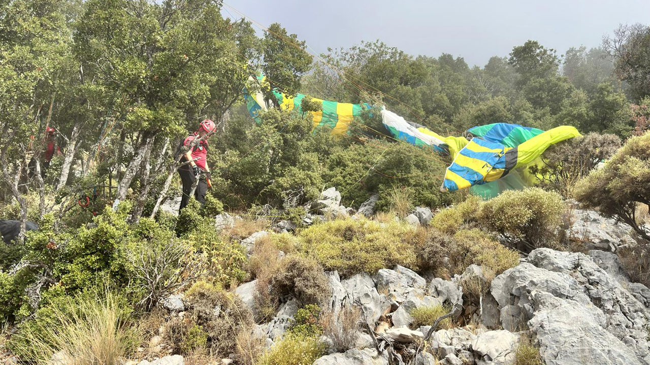Fethiye’de iki yamaç paraşütü ormana düştü