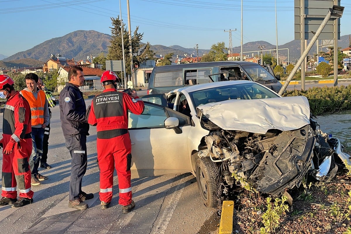 Fethiye'de kamyonet ile otomobil çarpıştı: 5 yaralı