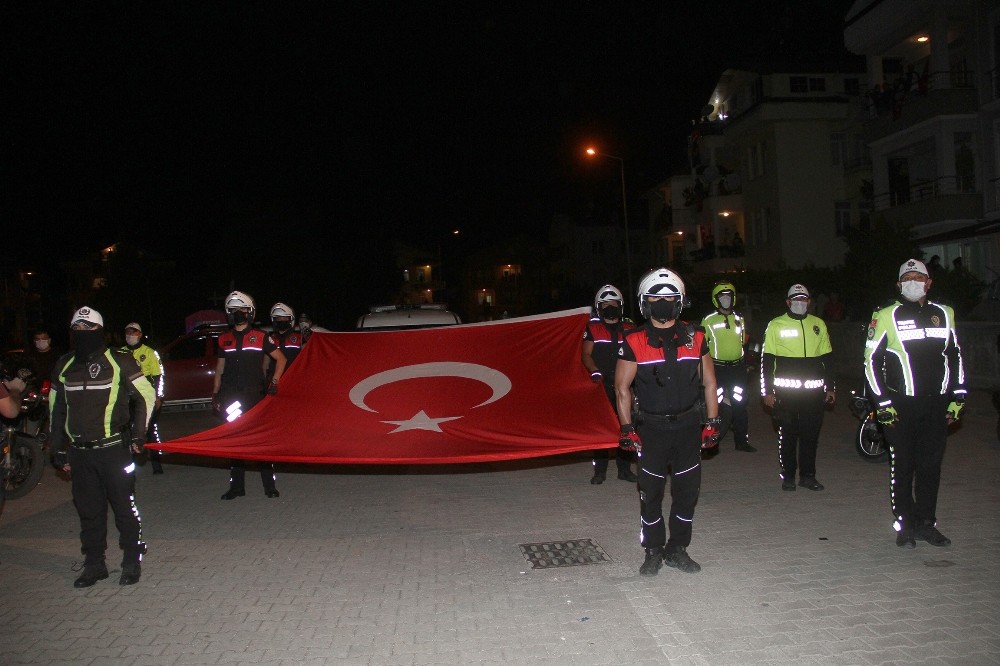 Fethiye’de polisler sokakta, vatandaşlarda İstiklal Marşı okudu 