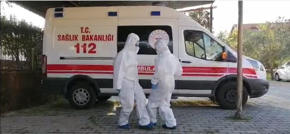 Fethiye’de sağlık çalışanlarından moral dansı 