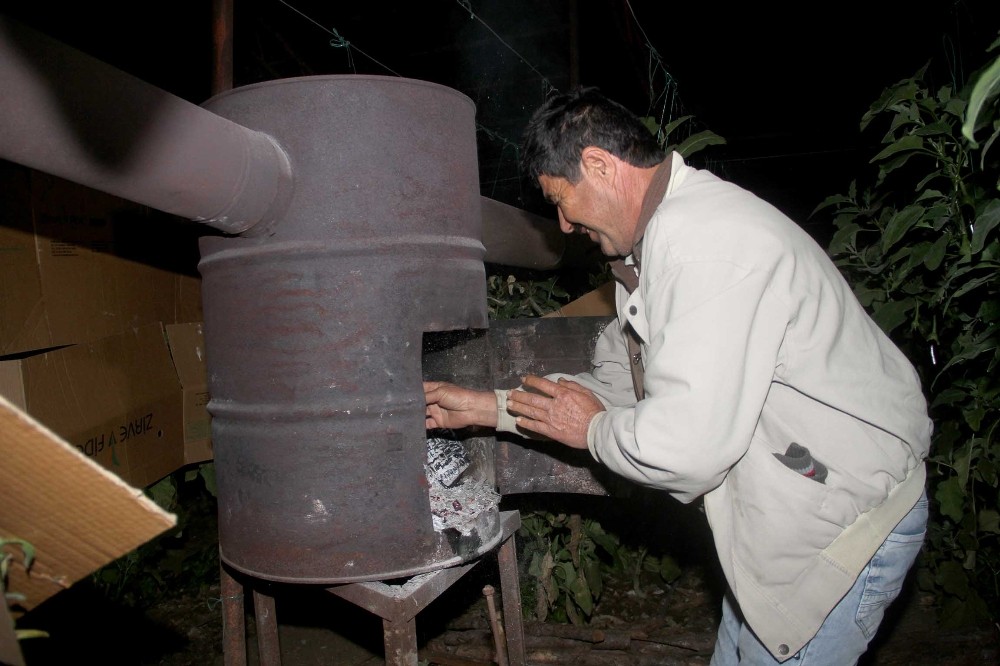 Fethiye’de sera üreticisinin sobalı don nöbeti 