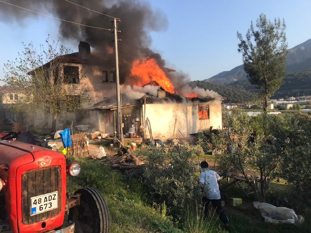 Fethiye’de tek katlı evde çıkan yangın korkuttu 