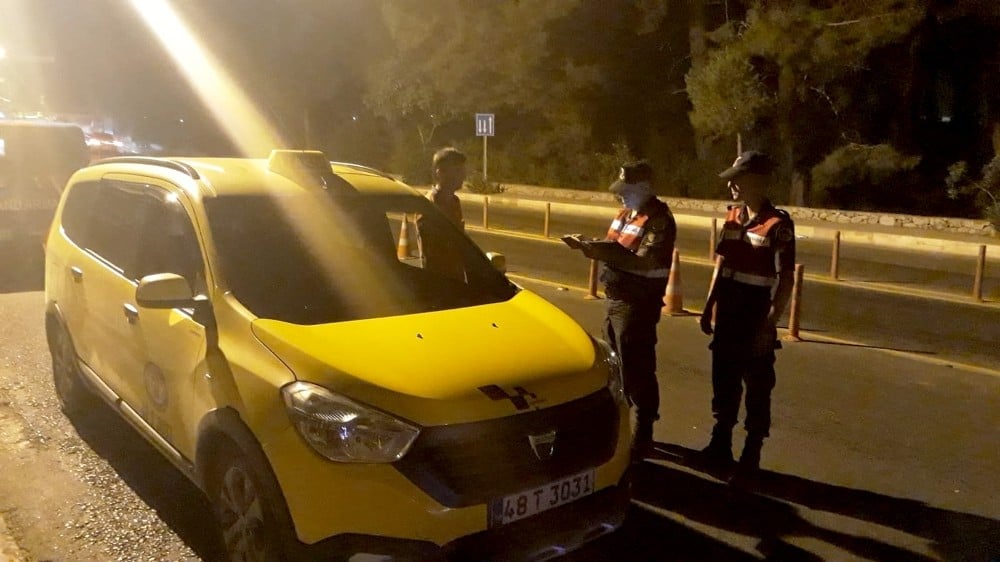 Fethiye’de trafiği tehlikeye düşüren taksicilere ceza 