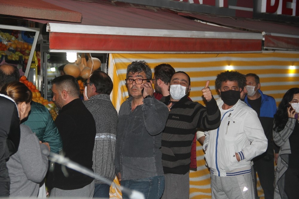 Fethiye’de vatandaşlar fırın ve marketler önünde uzun kuyruklar oluşturdu 