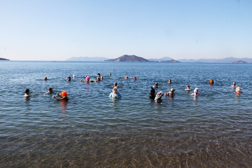 Fethiye’de yabancılar, yardım için kostümlerle denize girdi 