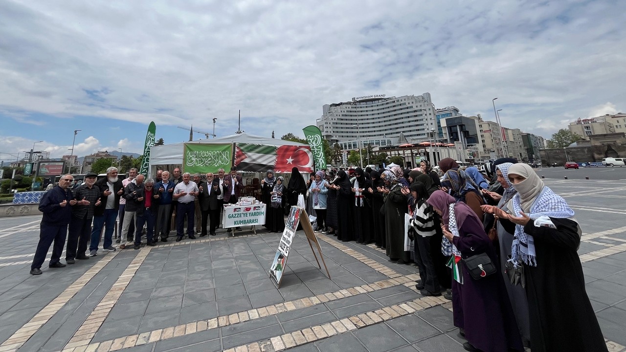 Fetih Suresi okuyup Gazzeli mazlumlar için dua ediyorlar