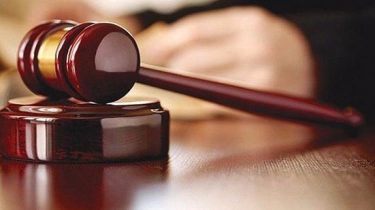 Mahkemede ilginç anlar! Etek fırlattı