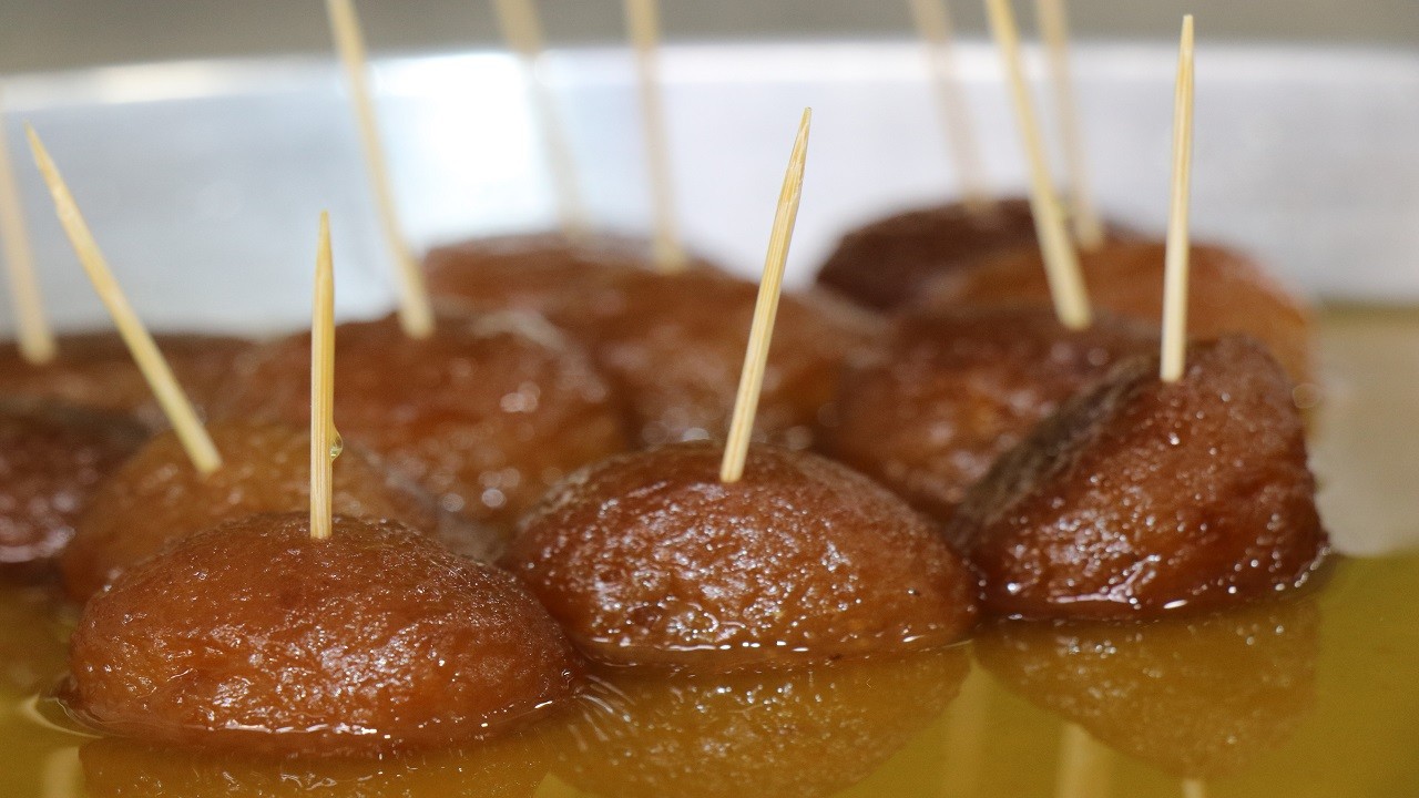 FETÖ elebaşı öldü bedava tatlı dağıtıldı