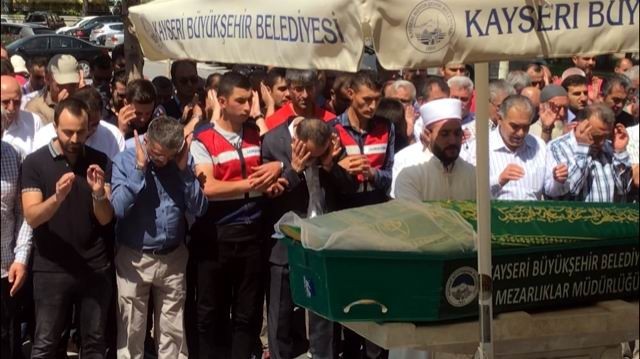 FETÖ hükümlüsü işadamı annesinin cenazesine kelepçe ile katıldı 