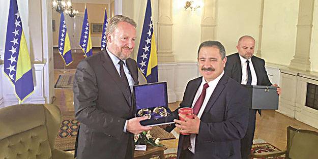 FETÖ İslâm dünyasının en büyük liderine saldırdı