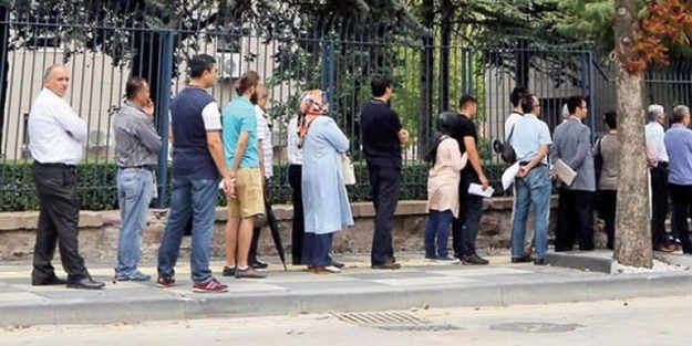 Başbakanlık önünde uzun kuyruk oluşturdular