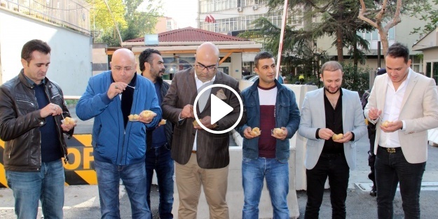 FETÖ mağduru polisler tatlı dağıttı