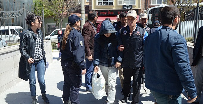 FETÖ şüphelilerinin yakınları basın mensuplarına saldırdı