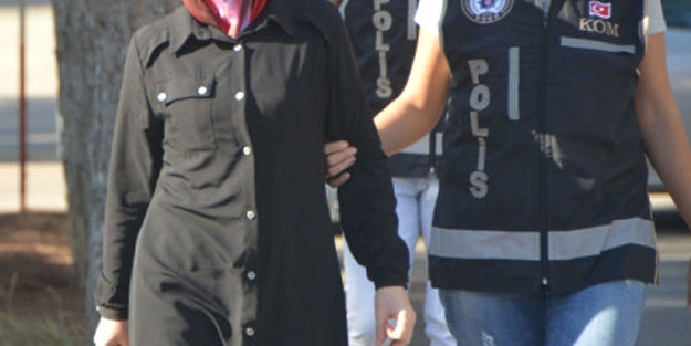 FETÖ üyesi kadın, deşifre olmamak için mini etek giymiş